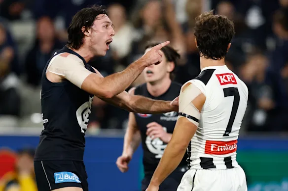 Ollie Hollands (à gauche) réagit après que Josh Daicos (à droite) ait donné un coup franc qui a donné aux Blues une chance de faire match nul.