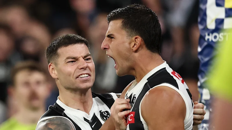 L'entraîneur des Carlton Blues, Michael Voss, entoure Elijah Hollands dans ses bras ; La superstar des Collingwood Magpies, Nick Daicos, brille le plus