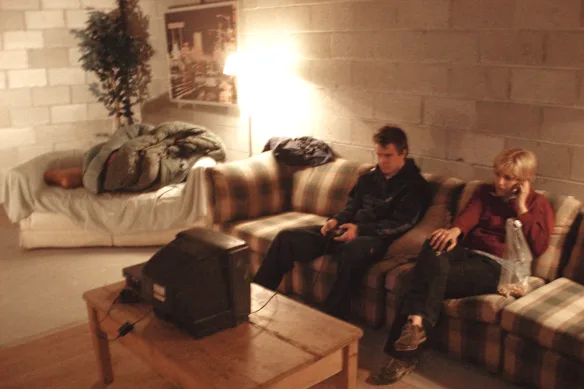 Les artistes Colin Bliss et Greta Scheing à l'intérieur de l'appartement, vers 2005. 
