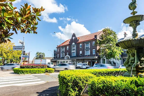 Centennial Flats est un immeuble de style mission espagnole comprenant 10 appartements et quatre magasins au rez-de-chaussée.