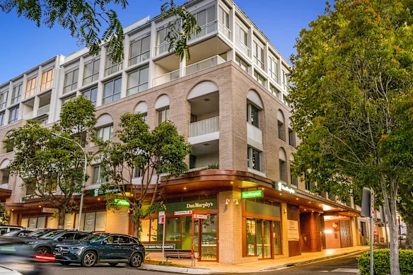 Un Dan Murphy's nouvellement construit dans l'une des baies neutres étroitement détenues de Sydney est arrivé sur le marché.