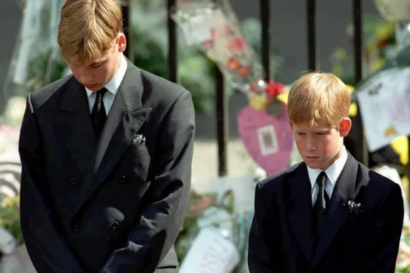 Les princes William (à gauche) et Harry lors des funérailles de leur mère Diana en 1997.