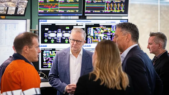 Vendredi, le Premier ministre Anthony Albanese à la raffinerie Viva Energy endommagée par un incendie.