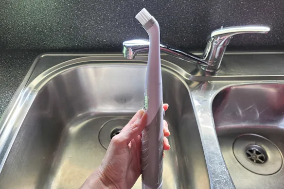 La mini-épuratrice de Kmart fonctionne sur batterie. Est-ce que ça bat une brosse à dents ?