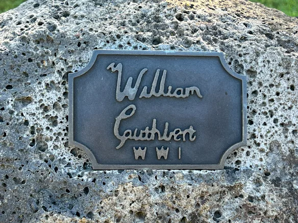 Les noms sur les plaques de l'avenue Jamieson ont été manuscrits par des écoliers, coulés en bronze et montés sur des rochers.