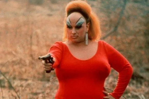 La performance de Divine dans Pink Flamingos inspire encore certains comportements étranges des fans. 