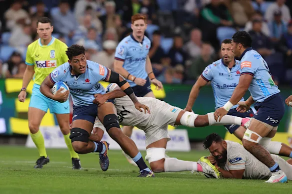 Miles Amatosero des Waratahs est abordé.