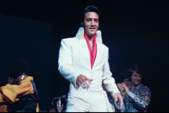 Une scène de l'EPiC de Baz Luhrmann : Elvis Presley en concert.