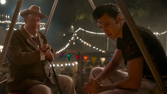 Tom Hanks jouant le colonel Tom Parker face à Austin Butler, à droite, dans Elvis de Baz Luhrmann.