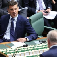 Le Premier ministre Anthony Albanese s&rsquo;efforce de maîtriser le populisme tandis que le chef libéral Angus Taylor ne fait pas grand-chose pour le contenir.