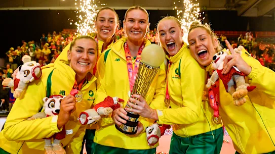 Les Australian Diamonds célèbrent leur victoire en Coupe du monde en 2023.