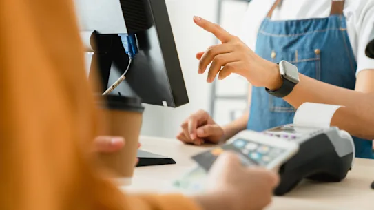 Les postes de débutant les plus à risque sont ceux construits autour de tâches répétitives, axées sur des processus, avec des règles claires et un volume élevé.