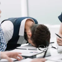 Présenter, débattre, faire pression ou vendre l’œuvre prend de plus en plus d’importance.