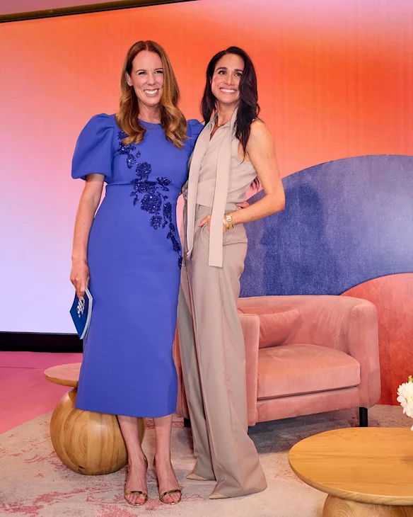 Gemma O'Neill avec Meghan, duchesse de Sussex, portant du Scanlan Theodore, lors de la retraite Her Best Life à Coogee.