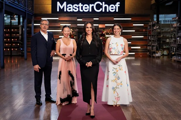 Meghan vêtue d'une chemise Matteau et d'une jupe Camilla & Mac, fait sa marque sur MasterChef, aux côtés des juges Jean-Christophe Novelli, Poh Ling Yeow et Sofia Levin.