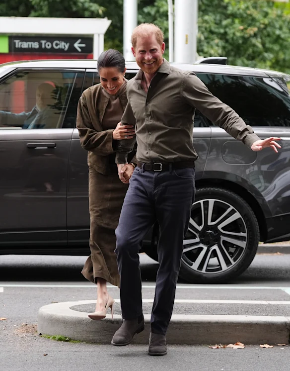 Meghan porte le bomber cocon utilitaire en daim et la jupe assortie de St Agni.