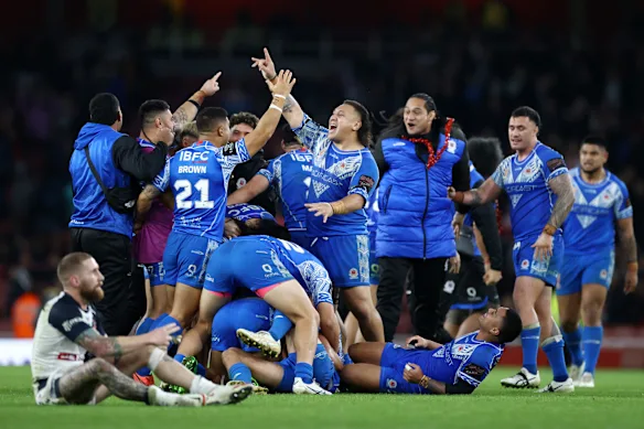 Josh Papalii et les Samoa célèbrent leur victoire contre l'Angleterre pour atteindre la finale de la Coupe du monde de rugby en 2022. Les Samoa pourraient être une force encore plus grande en championnat s'ils avaient plus de joueurs parmi lesquels choisir.