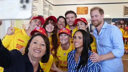 Le prince Harry et Meghan posent pour un selfie avec les premiers intervenants bénévoles au Bondi Surf Bathers' Life Saving Club.