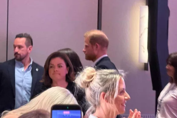 Harry a également assisté à l'événement, jouant le rôle du mari solidaire de Meghan pour la nuit. 