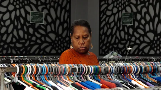Dorothy Togara, vendeuse au détail, affirme que la qualité des vêtements d'occasion importés d'Australie a décliné au cours des dernières décennies.