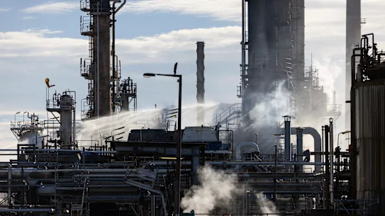 Efforts pour éteindre l'incendie à la raffinerie de Geelong.