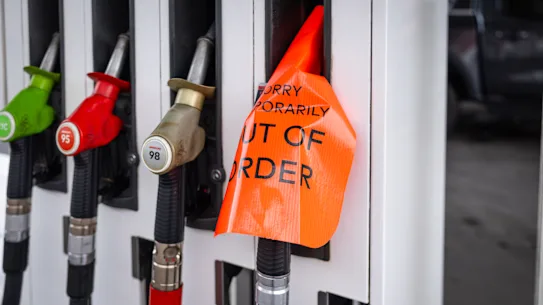 Le prix moyen de l'essence sans plomb est tombé en dessous de 2,10 dollars le litre à Melbourne et à Sydney pour la première fois depuis le début de la guerre en Iran le 28 février, étouffant les expéditions de pétrole en provenance du Moyen-Orient.