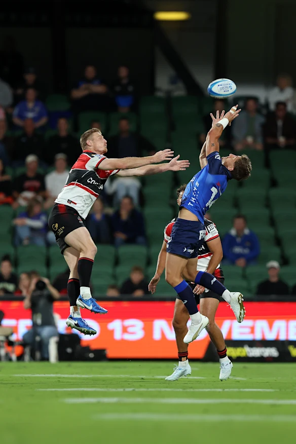 Zac Lomax s'envole dans les airs pour attraper un ballon pour la Force.