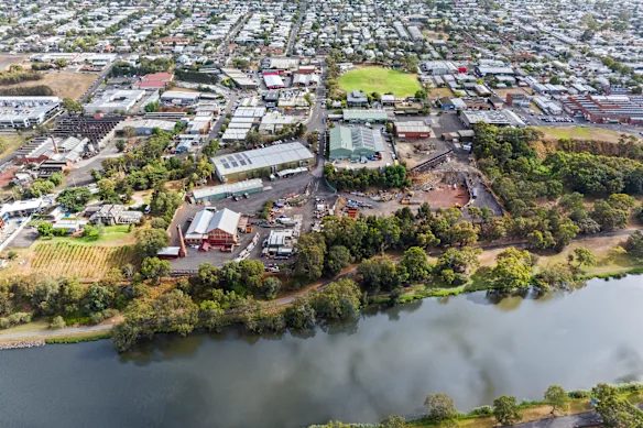 Trois propriétés sur la rivière Barwon à Newton de Geelong sont à vendre.