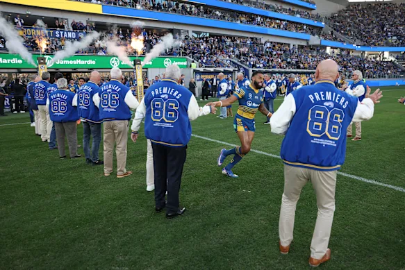 Les membres de l'équipe de premier ministre de Parramatta en 1986 encouragent les Eels sur le terrain.