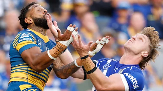 Jacob Preston et Josh Addo-Carr se disputent le ballon.