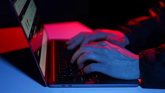 Les travailleurs de la cybersécurité sont constamment à l’écoute.