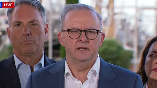 Vendredi, le Premier ministre Anthony Albanese informe les médias de la raffinerie Viva Energy.