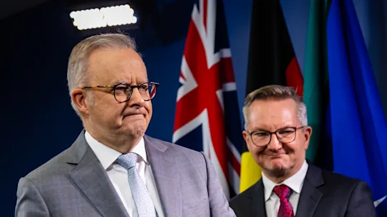Le Premier ministre Anthony Albanese et le ministre de l'Énergie Chris Bowen à Sydney samedi. 