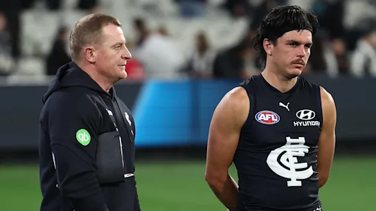 Elijah Hollands (à droite) avec l'entraîneur des Blues Michael Voss après la défaite contre Collingwood.