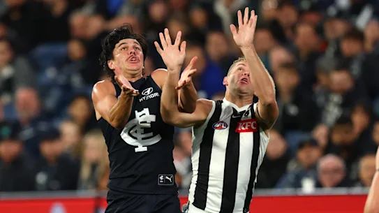 Elijah Hollands de Carlton est en compétition contre Dan Houston de Collingwood pour le ballon.