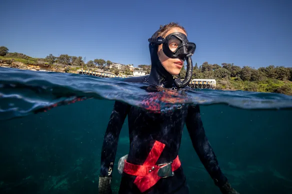 Claudia Santori, coordinatrice du projet Operation Crayweed, dans l'eau à South Coogee.