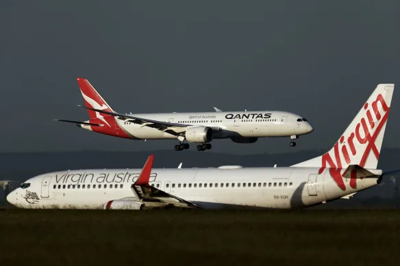 Qantas et Virgin Australia ont signalé des coûts de carburant supplémentaires de 800 millions de dollars et 40 millions de dollars, respectivement.