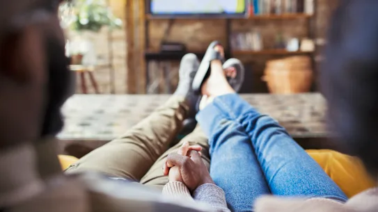 Rester chez soi présente des avantages : fini les dîners chics dans des restaurants chers avec des amis qui se considèrent comme des « gourmets ».