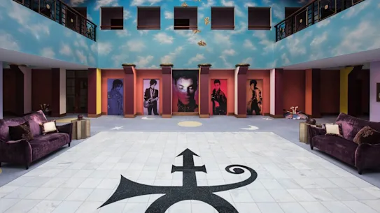 Paisley Park est l'ancienne maison et studio d'enregistrement de Prince. Artiste prolifique à l'origine de succès comme When Doves Cry and Kiss de 1999, sa carrière s'est étendue sur 30 ans et il est difficile d'exagérer son impact sur la musique populaire.