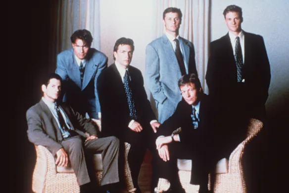 Patrick Muldoon, au fond, deuxième en partant de la gauche, avec les stars masculines de Melrose Place.