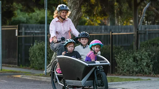 La mère de Thornbury, Emily Hehir, avec ses trois enfants : Eden Barber, 7 ans, Jonas Barber, 5 ans, et Leila Barber, 3 ans.