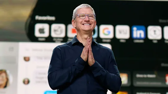 Tim Cook a rejoint Apple en 1998 et a occupé divers postes de direction avant d'occuper son poste actuel, notamment celui de directeur de l'exploitation et de vice-président exécutif des ventes et des opérations mondiales. Il a été nommé PDG en août 2011, après la démission du co-fondateur Steve Jobs. Jobs est décédé quelques semaines plus tard des suites d'un cancer du pancréas.