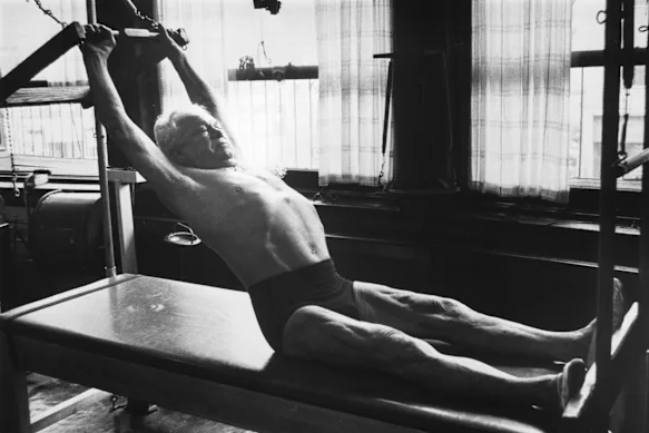 Joseph Pilates, inventeur du Pilates, s'exerçant dans son studio de New York, vers 1960.