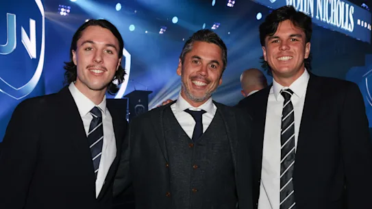 Ben Hollands (au centre) avec ses fils Ollie (à gauche) et Elijah (à droite).