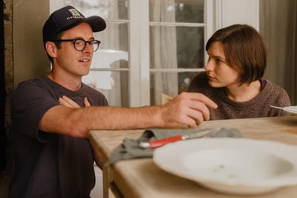 James Litchfield dirige Tilda Cobham-Hervey sur le tournage d'Alphabet Lane.