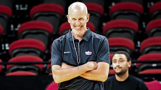 Brian Goorjian sourit pendant l'entraînement des Kings.