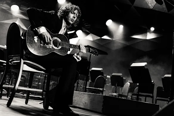 Beck jouant avec l'orchestre pop de Boston.