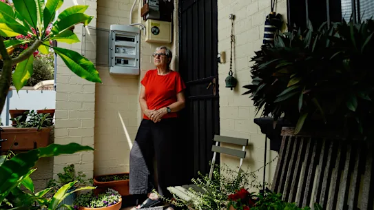 Jane Fisher a installé des panneaux solaires pour réduire ses factures, mais n'ajouterait pas de batterie si la charge de son réseau augmentait.