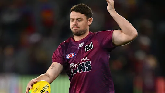 Lachie Neale des Lions s'échauffe.