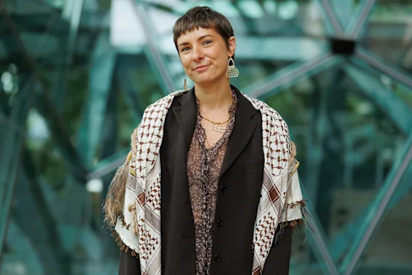 Evelyn Araluen a appelé au boycott des presses de l'Université du Queensland.